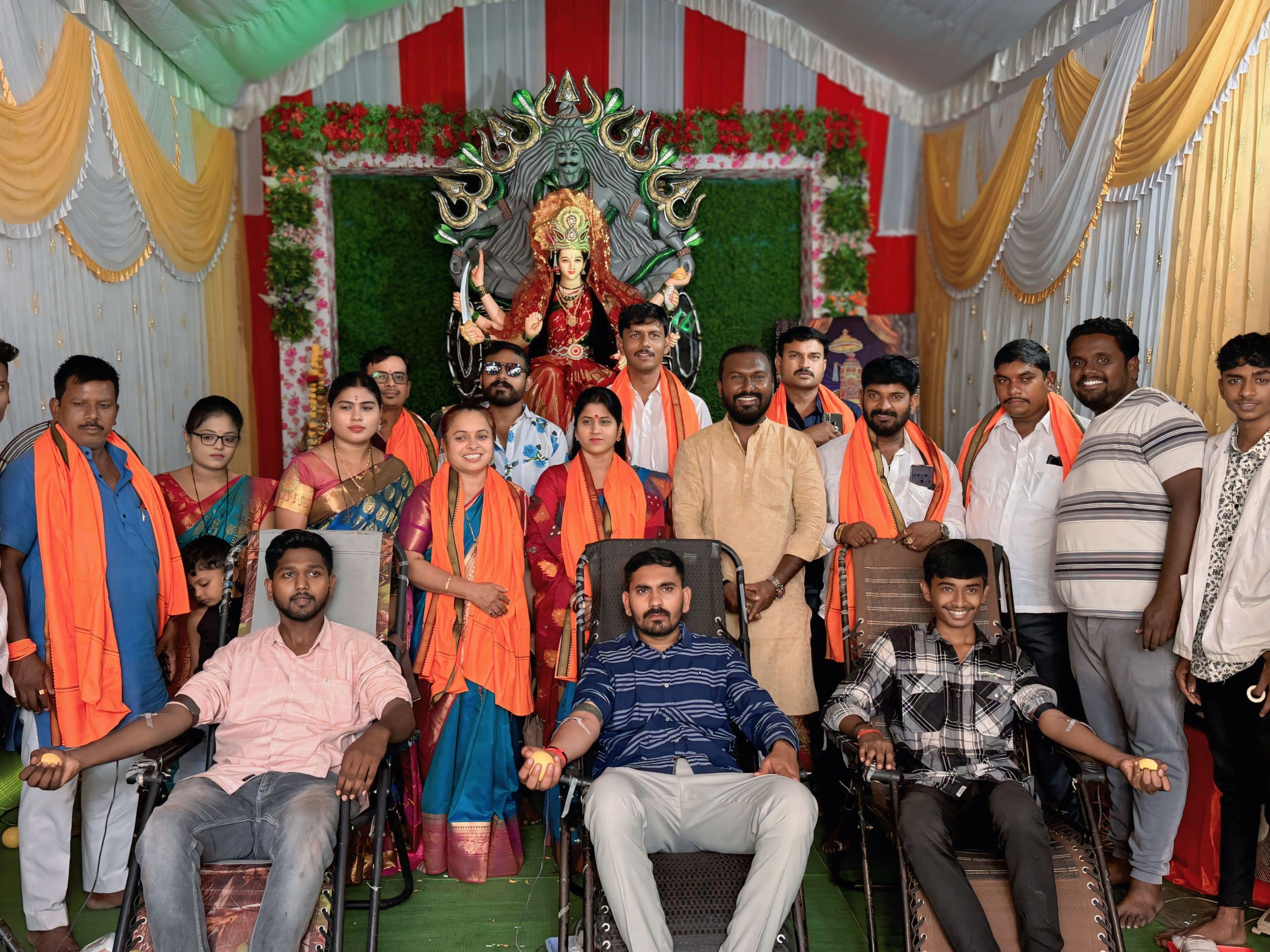 श्री युवा एकता दुर्गामाता नवरात्र मंडळ कैलासनगर नांदेड यांच्या तर्फे भव्य रक्तदान शिबिराचे आयोजन करण्यात आले. यावेळी तब्बल 111 रक्तदात्यांनी रक्तदान केले.